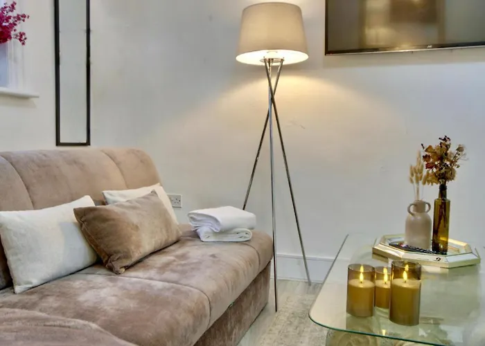 Aylward Apartments S14, Near City Centre And Gunwharf Quays