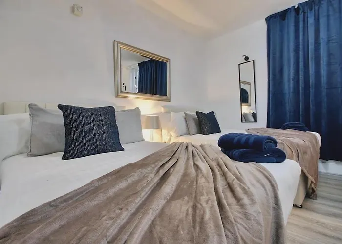 Aylward Apartments S14, Near City Centre And Gunwharf Quays