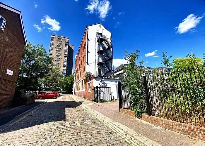 Aylward Apartments S14, Near City Centre And Gunwharf Quays