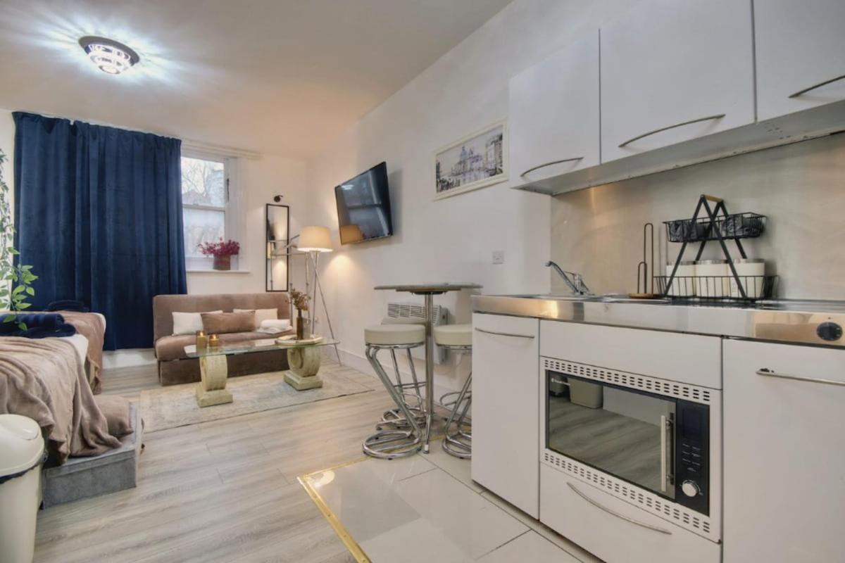 Aylward S14, Near Centre And Gunwharf Quays